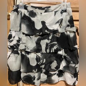 New York & Company black & white size 4 ruffled skirt